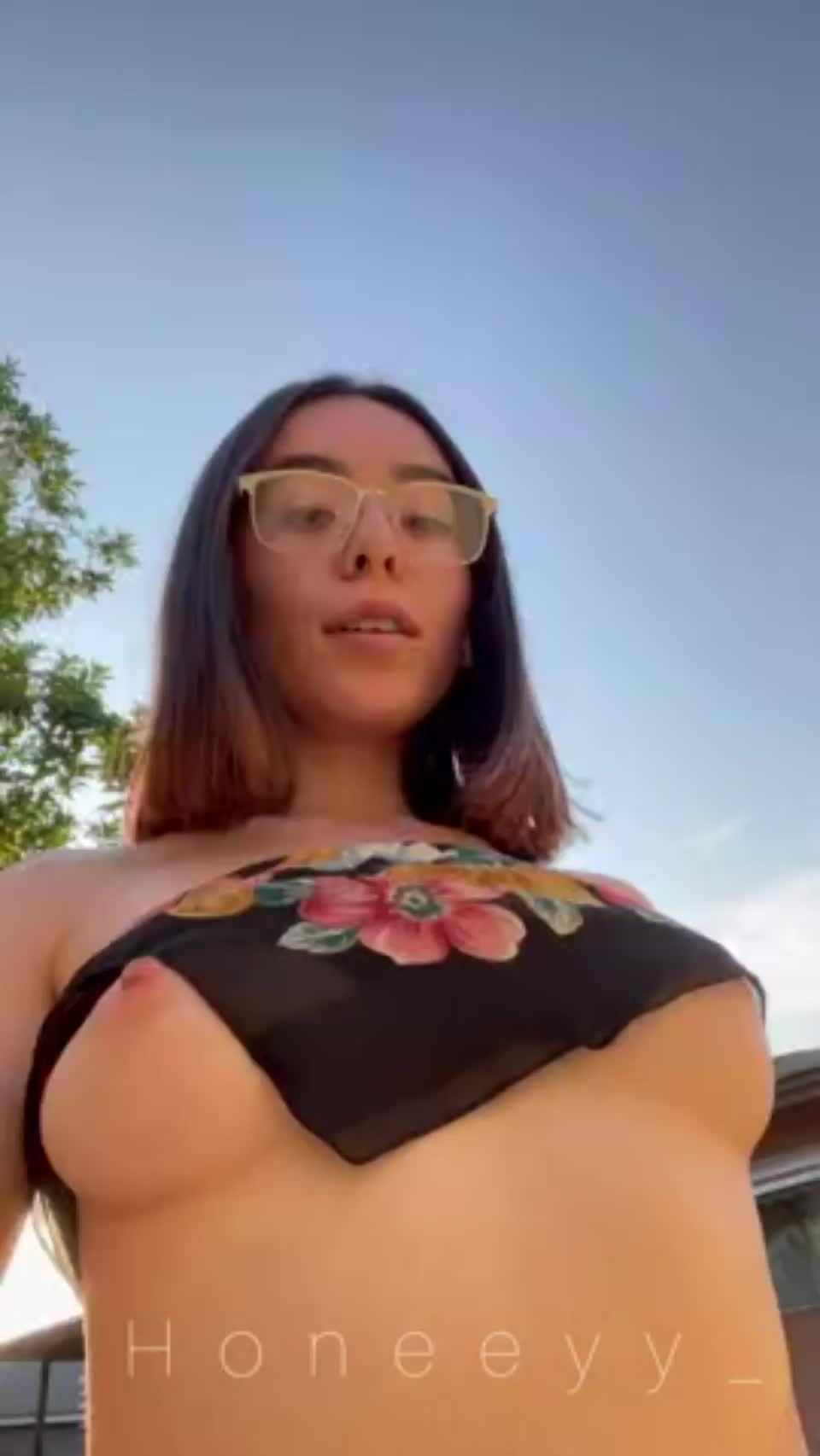 xhoneeyy cute glasses and tits