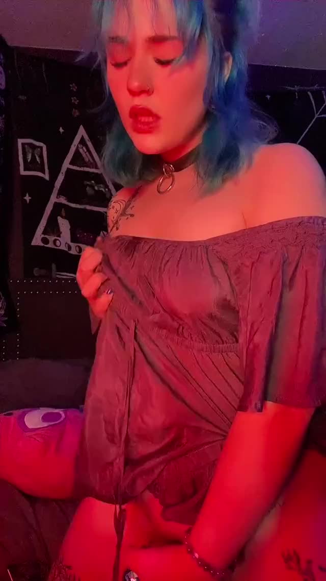 hellowokitty play with tits