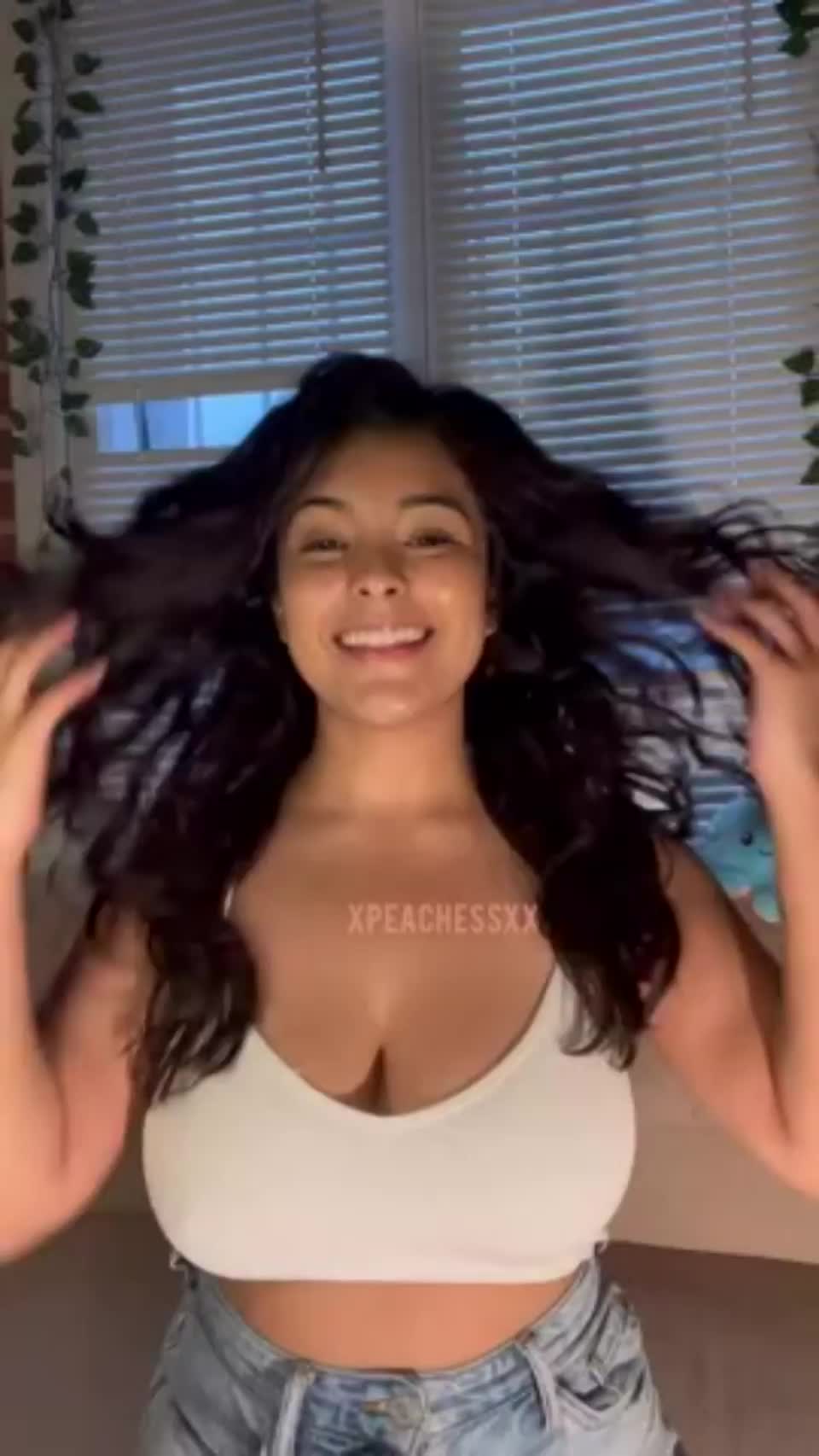 xpeachessxx sexy boob drop