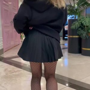  horny girl in mall