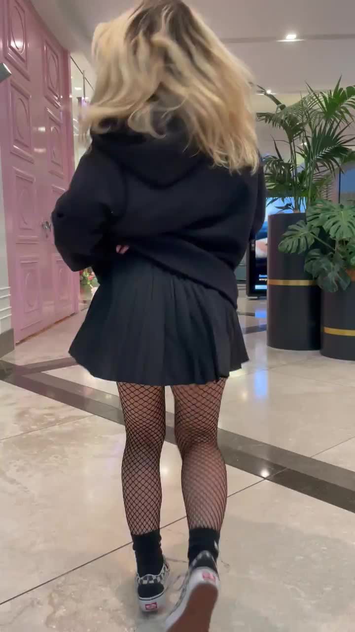 beachbbyxxx horny girl in mall