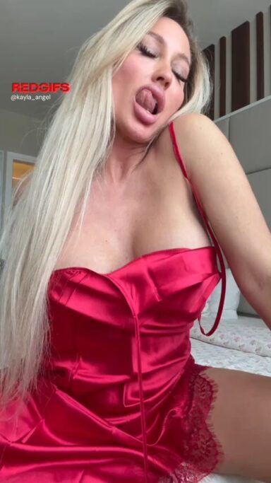 milf bimbo fake boobs