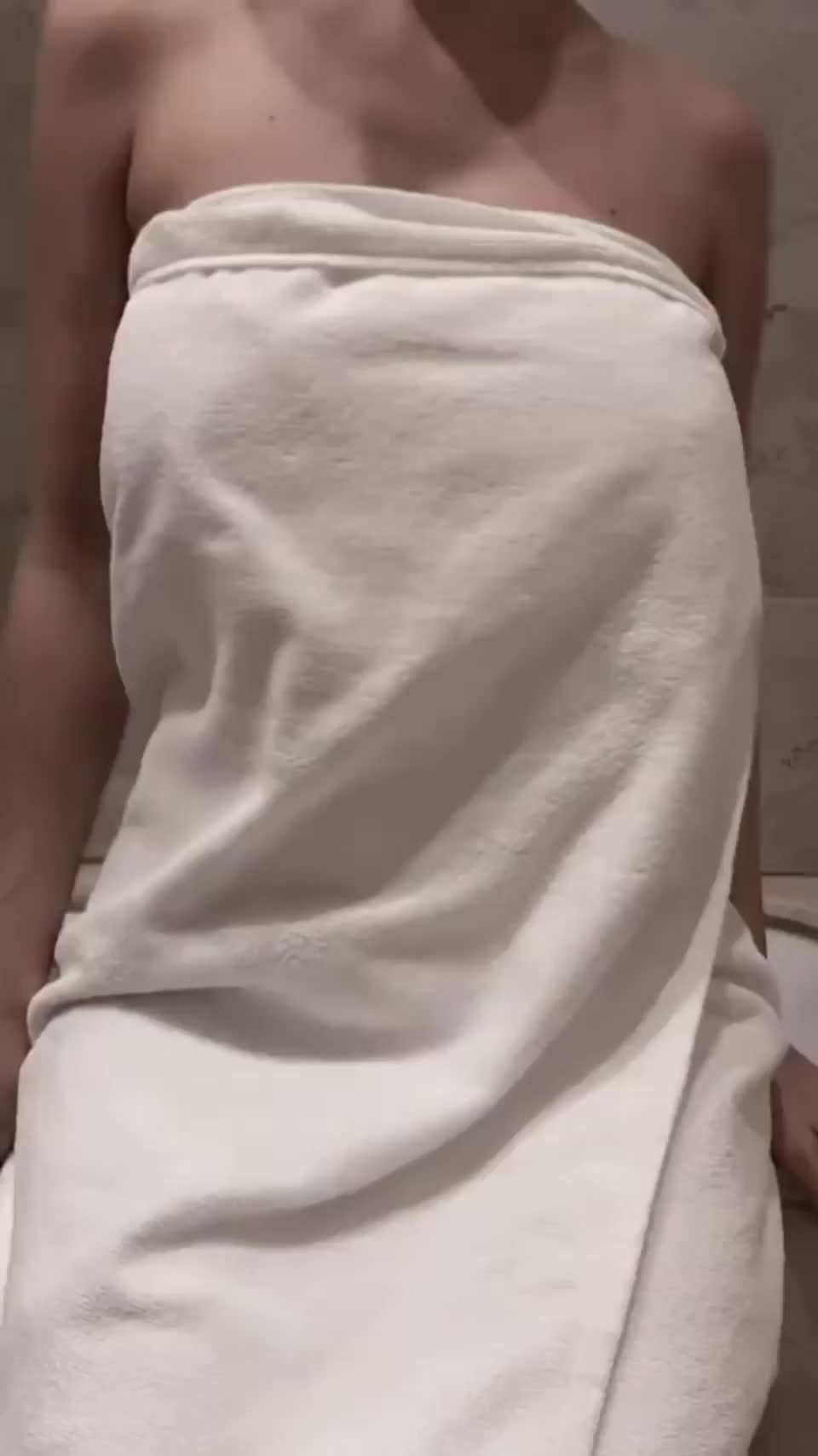 arianadelbosco big titties towel drop