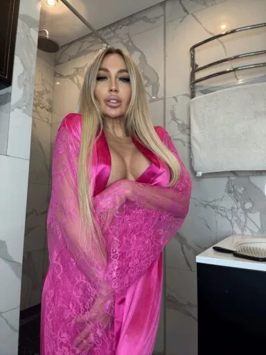 milf bimbo show boobs